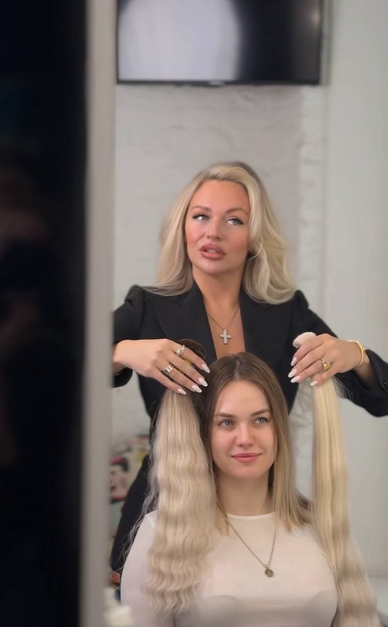 Мастер Art Pro Beauty подбирает волосы для клиентки на консультации