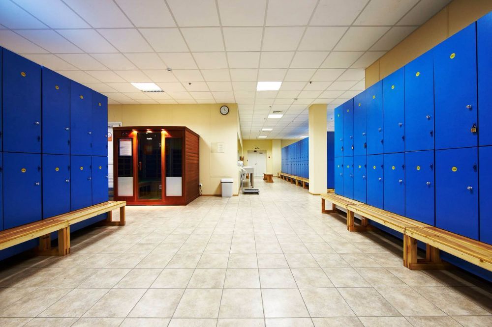Раздевалка в начальной школе. Раздевалка в спортзале школы. Раздевалка в америке. Шкафчики для раздевалок. Раздевалка.