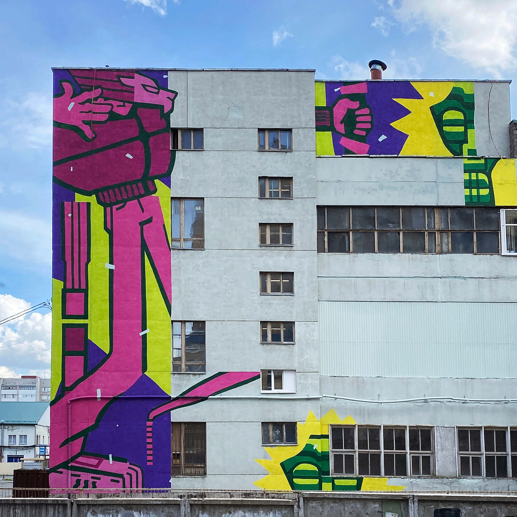 Роспись площадью 174 м² в Тюмени на фестивале «Морфология улиц». Мурал авторства Алексея Бархана.