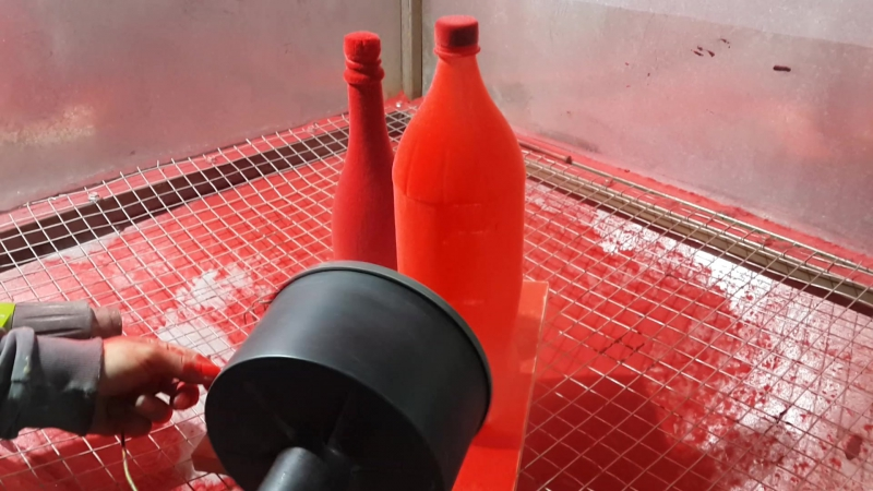 Процесс покрытия флоком бутылок
