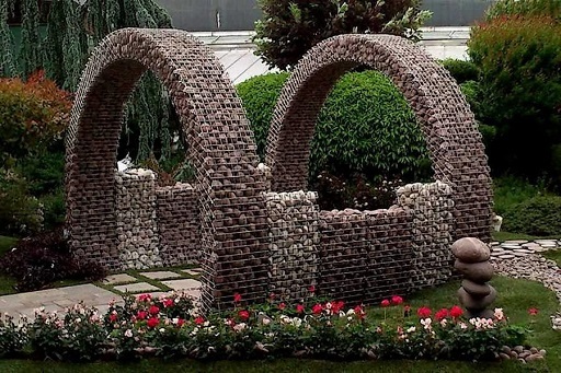 Садовая арка из габионов