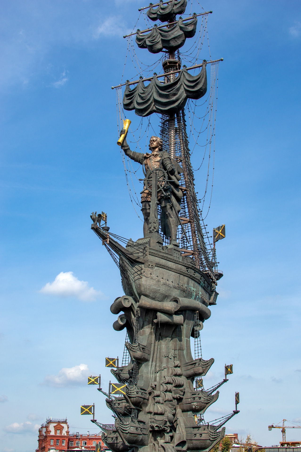 Памятник Зураба Церетели Петру первому в Москве