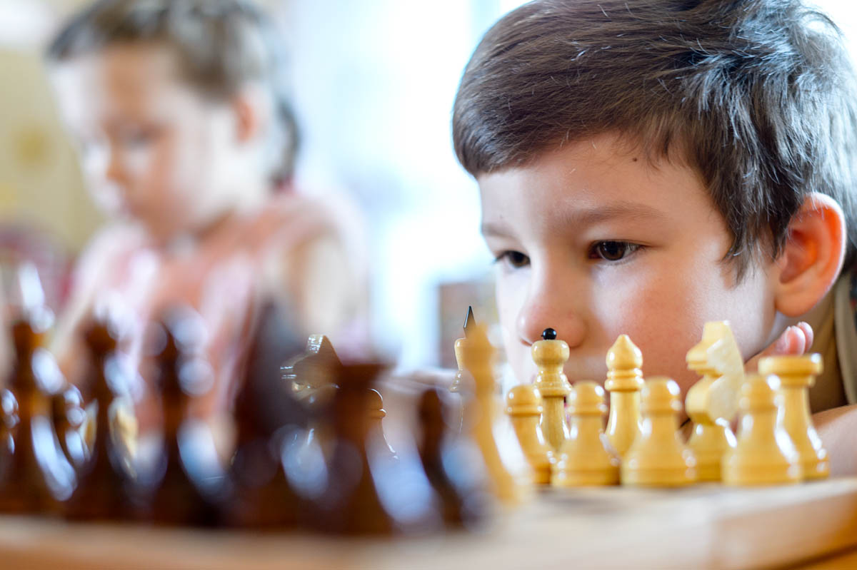 Обучение в игре один ребенок. Kaissa Chess. Шахматы для детей. Дети играют в шахматы. Шахматы для дошкольников.