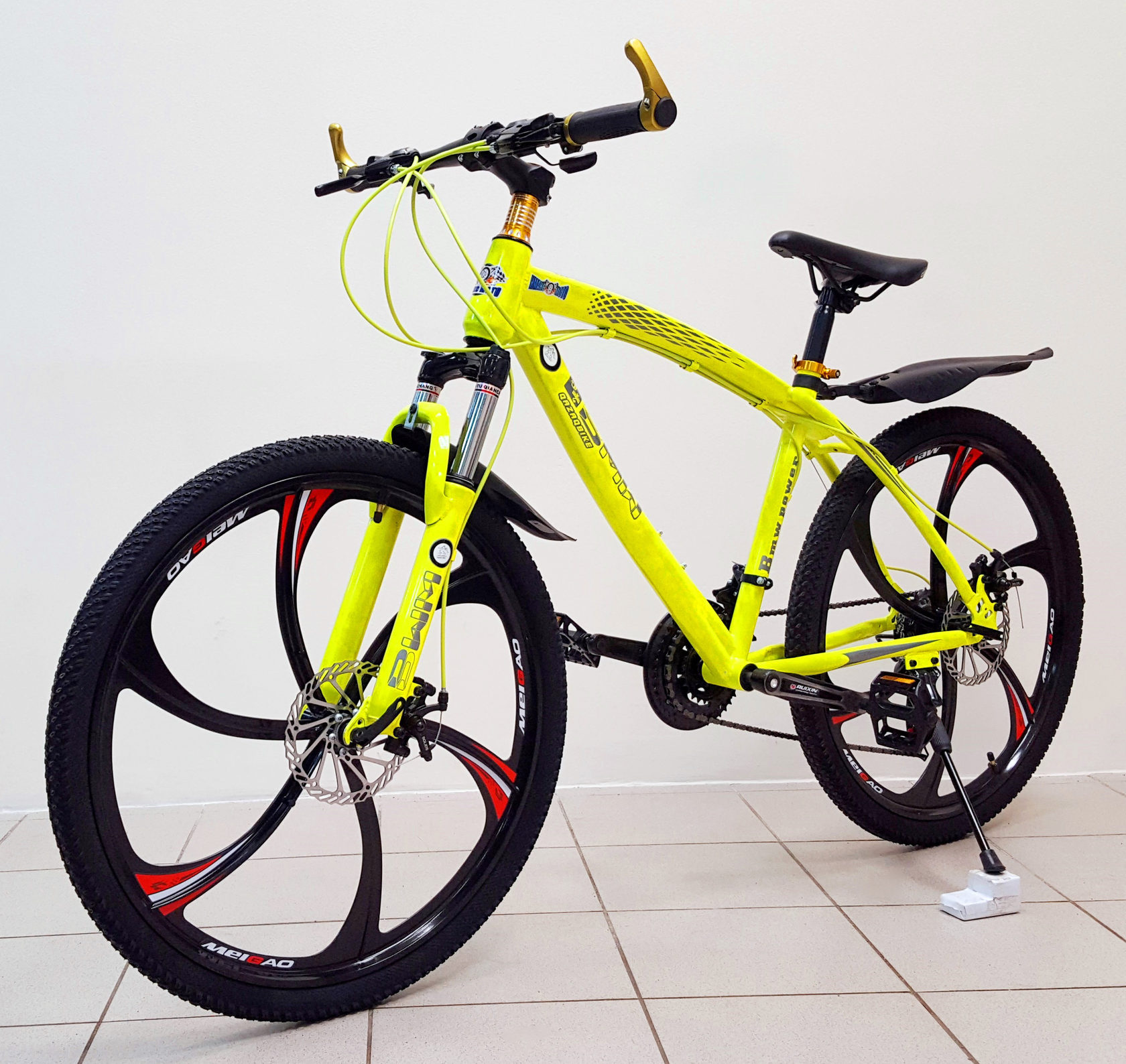 Купить велосипед в великом новгороде. Горный велосипед БМВ. Велосипед БМВ желтый. Велосипед БМВ на литых дисках желтый. Велосипед БМВ 24 скорости.