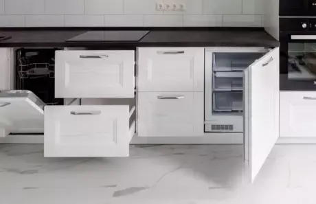 Кухня с петлями с доводчиком и полновыкатные ящики