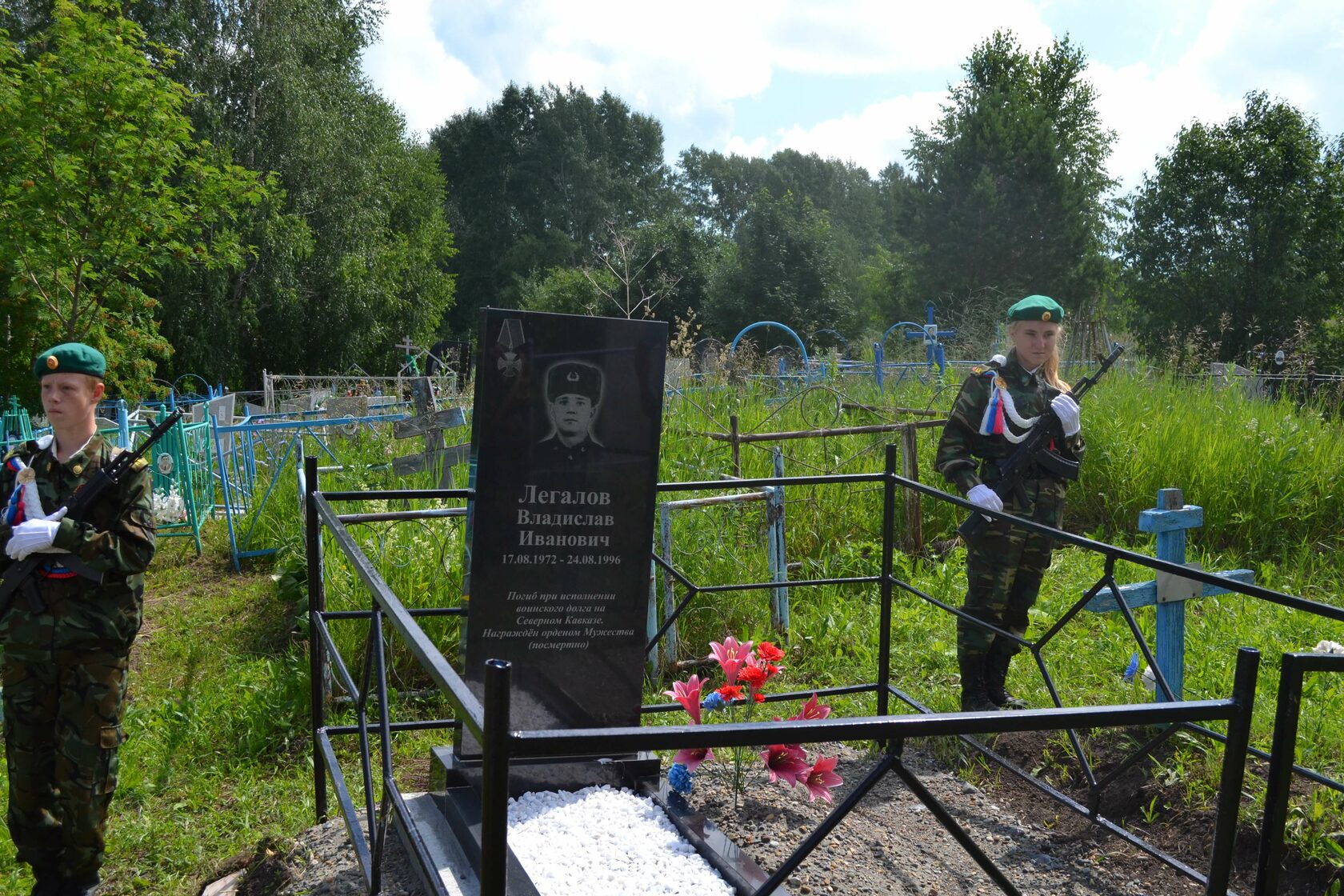 Список погибших в берендееве. Село Алтайское Алтайский край кладбище. Памятник участникам боевых действий. Памятник ветеранам боевых действий в Чечне. Памятник погибшему в боевых действиях.