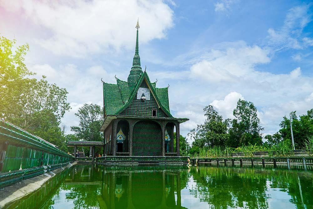 Храм из бутылок в тайланде