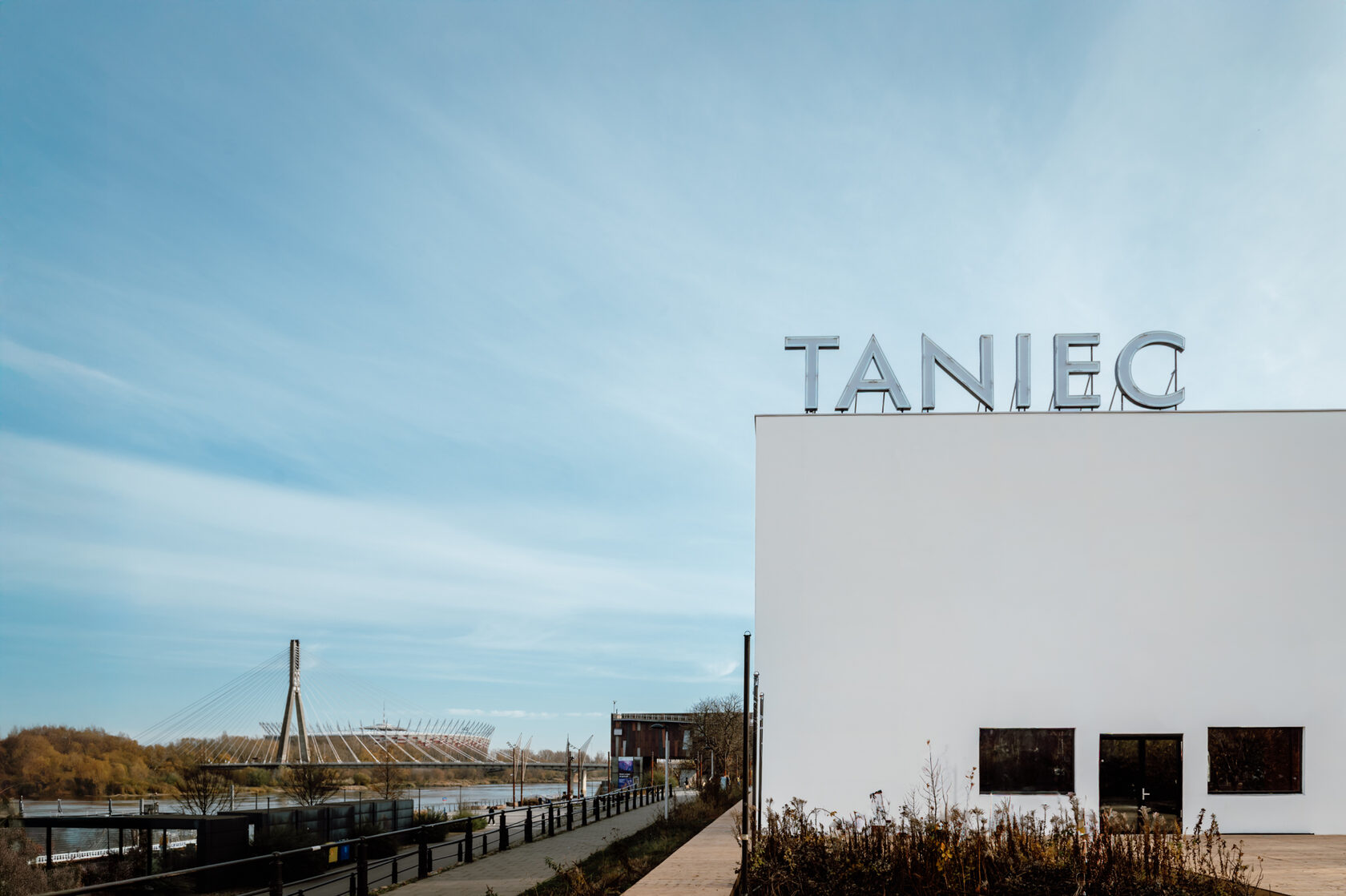 Zdjęcie budynku Pawilonu z neonem TANIEC