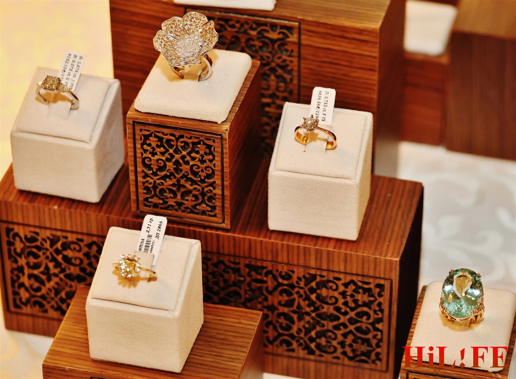 детайлен близък план на диамантени бижута и скъпоценни камъни от Fortuna Jewelry