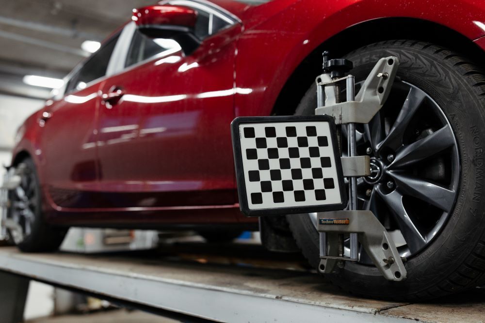 Автомобиль на стенде сход-развала