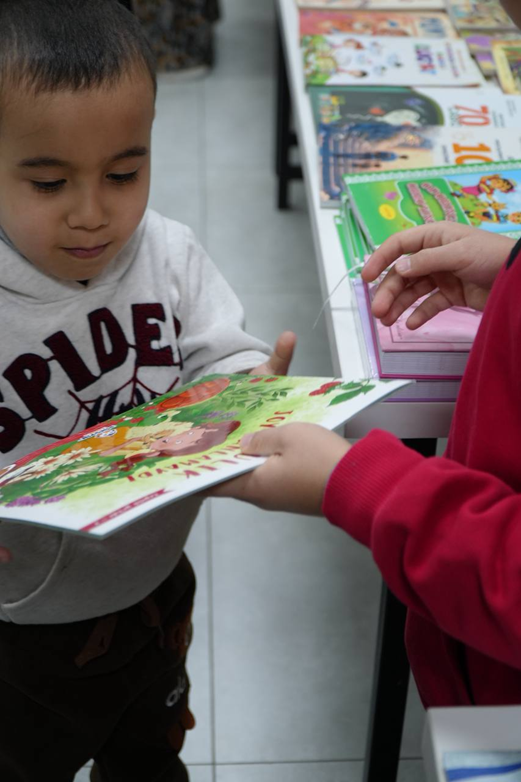 Rahimov School Toshkent xususiy maktabi o'quvchisi kitoblar festivalida yangi kitob tanlamoqda