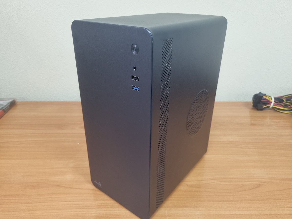 Разъёмы: 3.5 мм jack (микрофон/аудио), USB 2.0 Type-A, USB 3.2 Gen 1 Type-A.