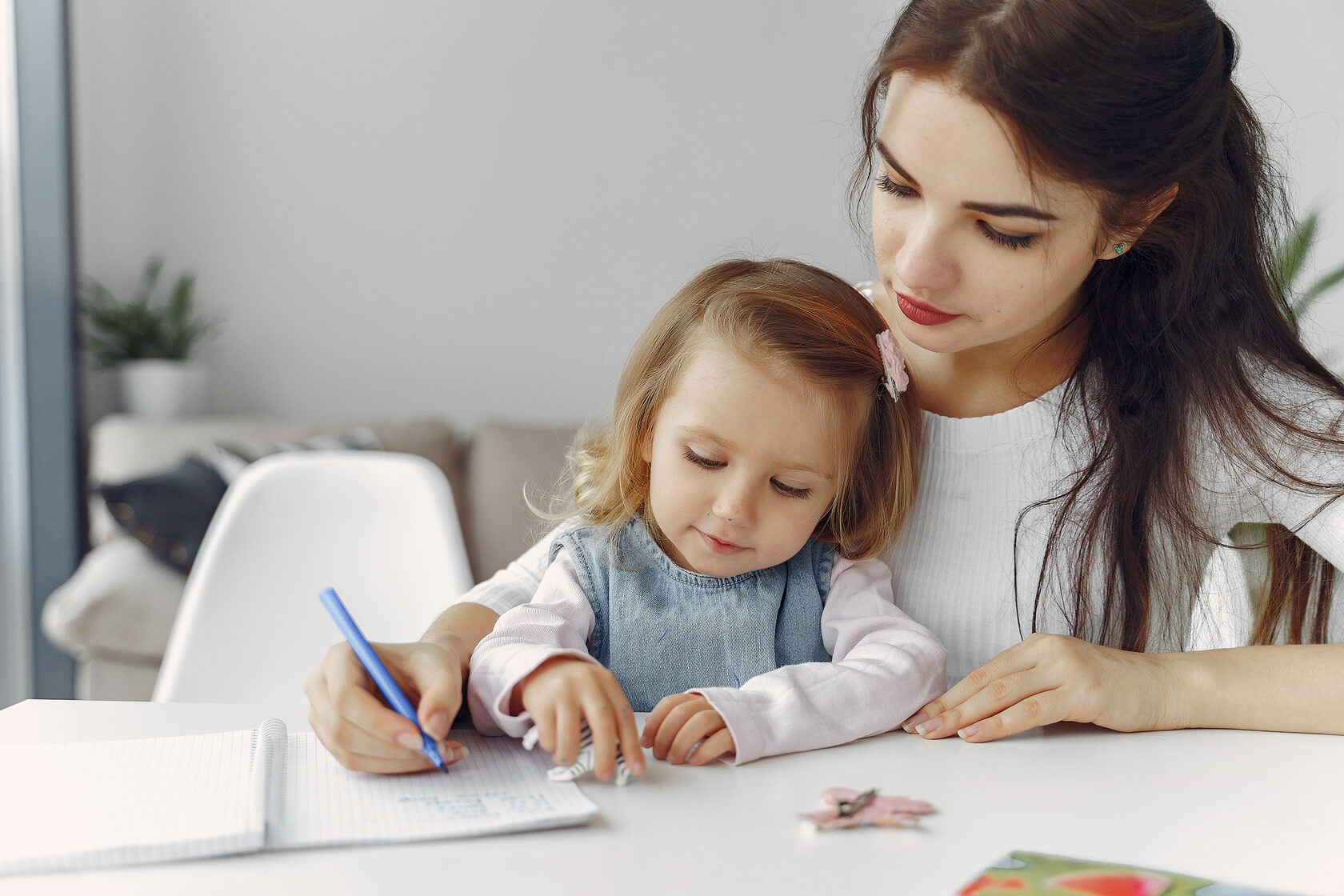 Mother lessons. Репетитор дошкольного образования. Девочка занимается с мамой уроками видео.