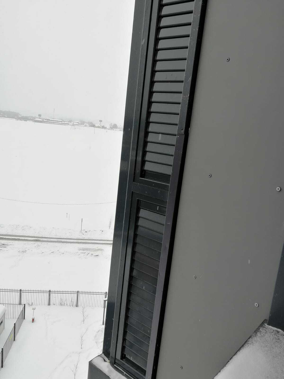 Если внешний блок кондиционера установлен на балконе, ему необходимо проветривание. Установка регулируемых вентиляционных решеток на балкон решит эту проблему. Ручной привод. Герметичное закрытие. Установка вместо любого стеклопакета.