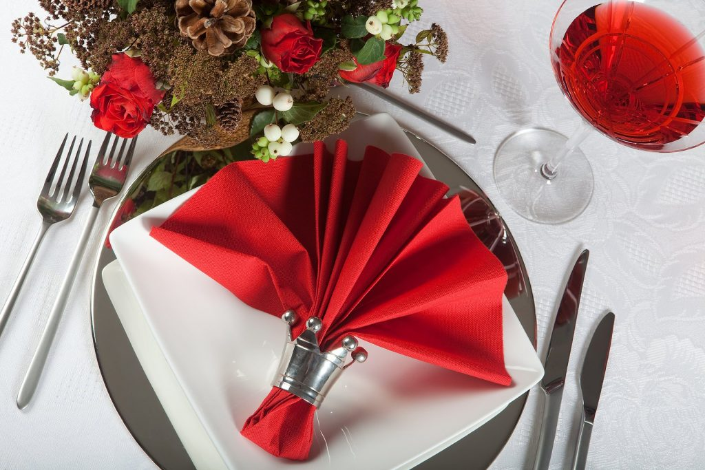 Пять способов как красиво сложить салфетки на праздничный сто�л