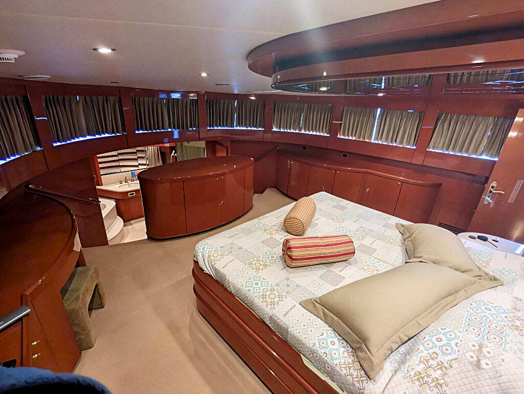 Мебель на яхте до оклейки в плёнку