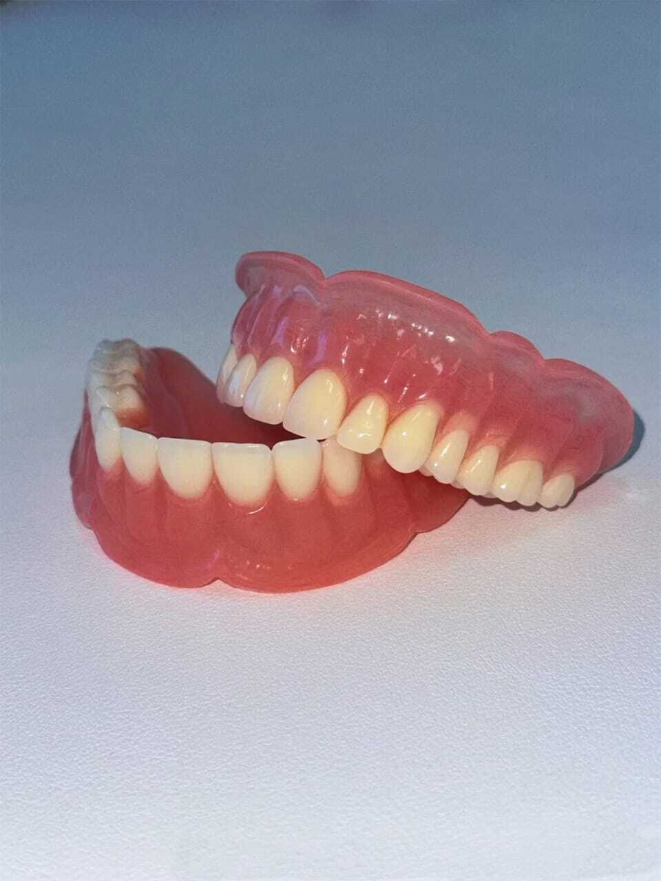 Съёмные протезы с эффектом присасывания