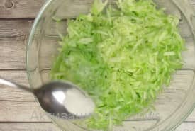 Приготовление оладий из кабачков на сковороде с чесноком: шаг 4