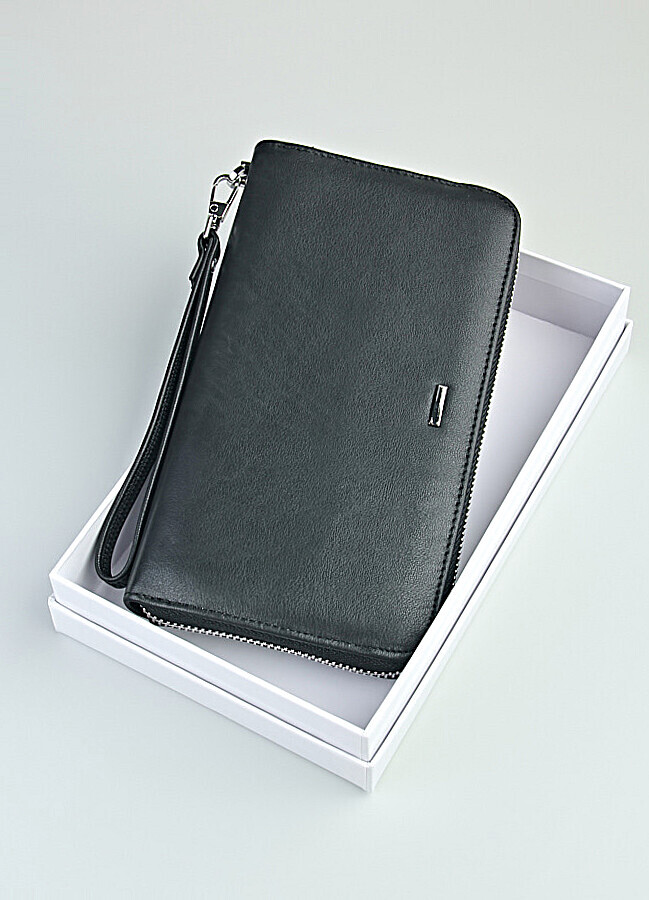 Стильный мужской клатч. Изделие имеет основное отделение, которое закрывается на металлическую молнию.