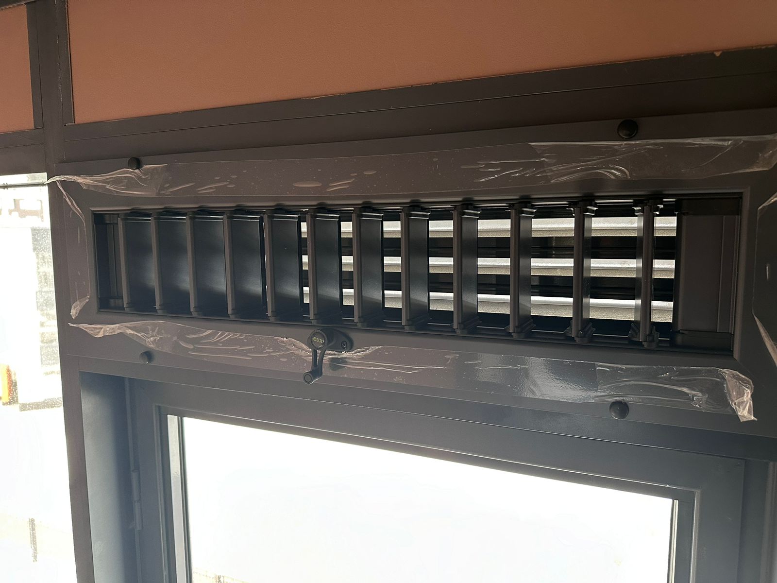Узкая вентиляционная решетка с вертикальным жалюзи