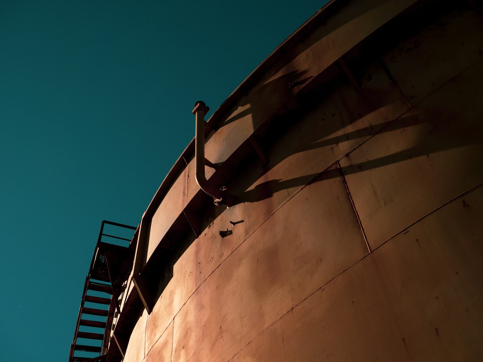 Storage tank cleaning and desludging with industrial robot
