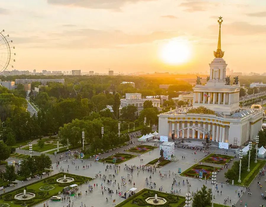 Центральный павильон ВДНХ на закате, фото из раздела о локации на сайте застройщика