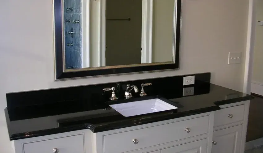 Черная гранитная столешница Black time в современной кухне