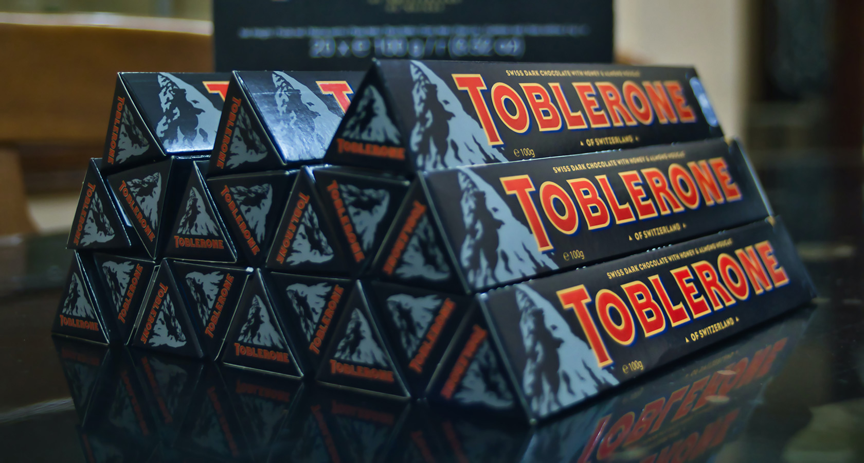 Пирамида из упаковок Toblerone