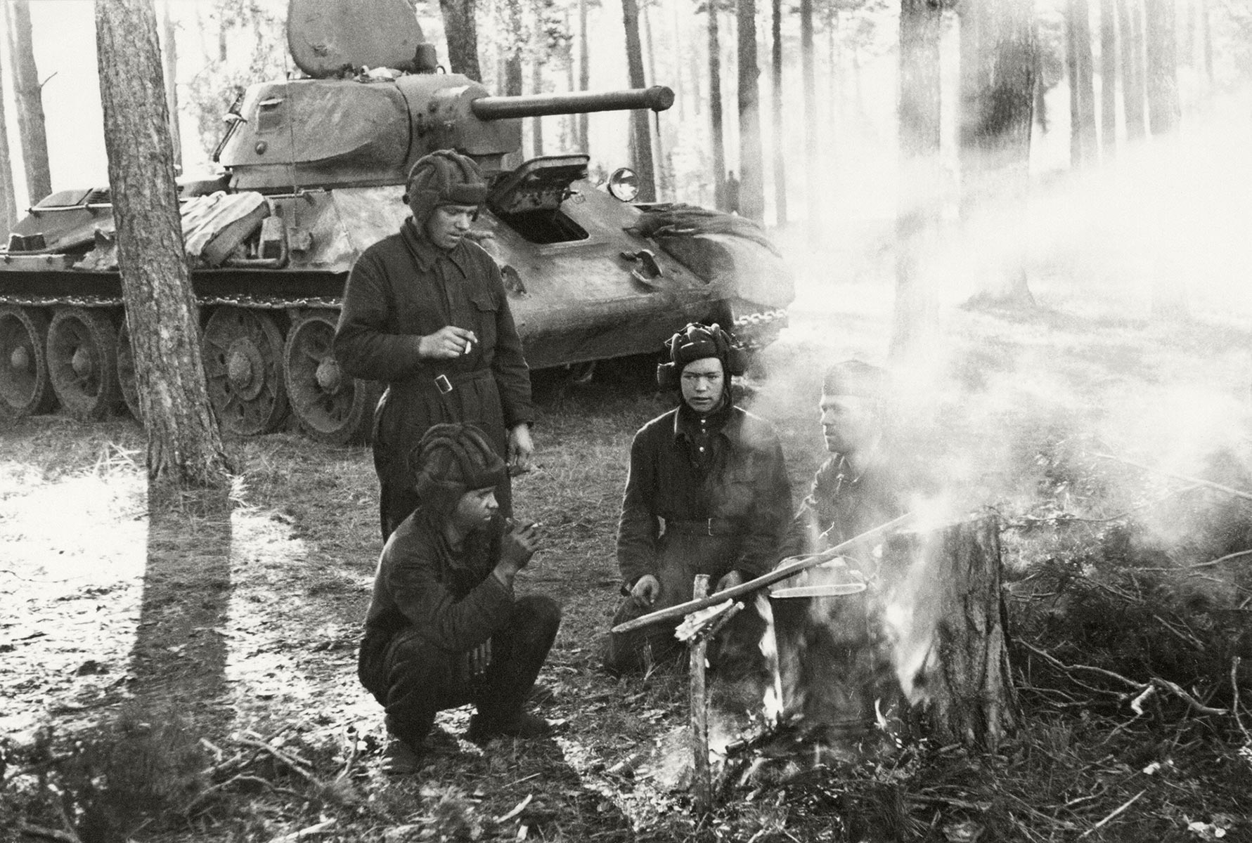 Советский танк 1943 года. Экипаж танка т-34. Танк т 34 ВОВ. Танкисты т 34 ВОВ.