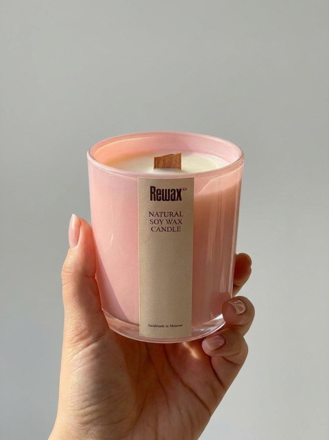 Свеча Rewax в розовом стакане с деревянным фитилём
