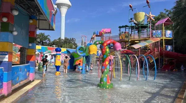 Детская зона аквапарка Dream World с брызгалками и водными фигурами под Бангкоком