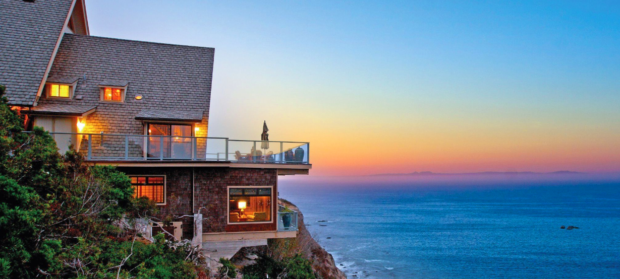 Casa moderna junto al mar construida con paneles VIROC ecológicos. Fachada elegante, jardín verde y vistas al mar: el hogar perfecto para una vida cómoda y sostenible en la costa mediterránea.