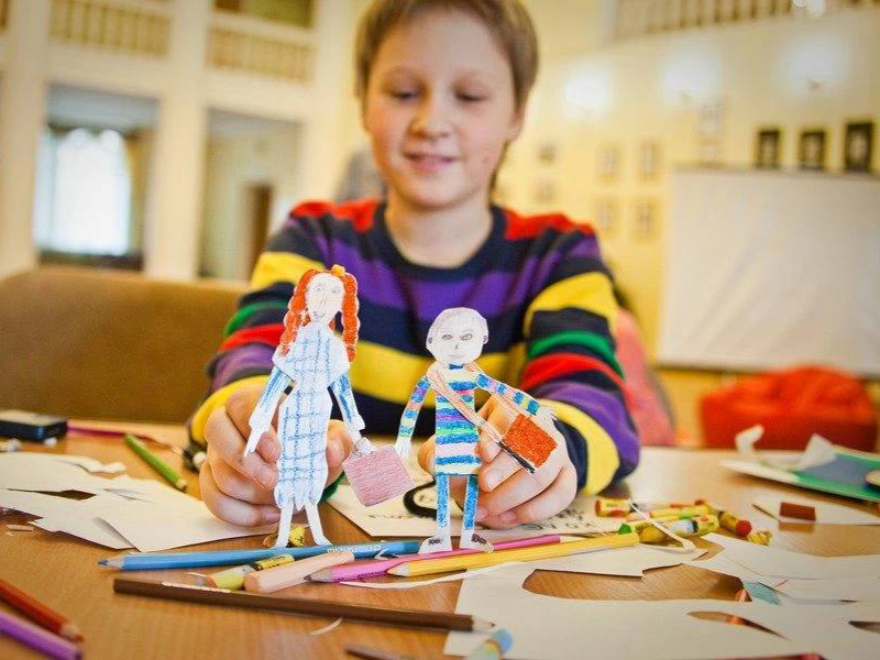 фото парня и девушки на романтическом свидании в публичном месте