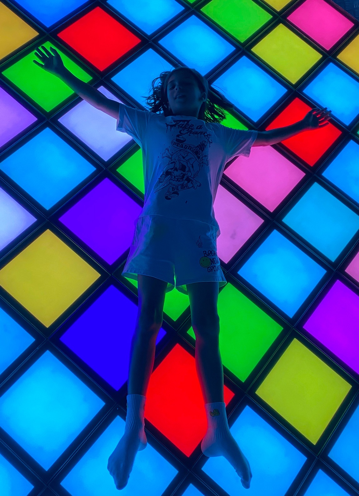Участник на светящемся интерактивном полу Game Floor