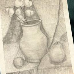 Ученица школы РИСКУЙ с академическим рисунком: натюрморт с вазой, грушей и яблоком