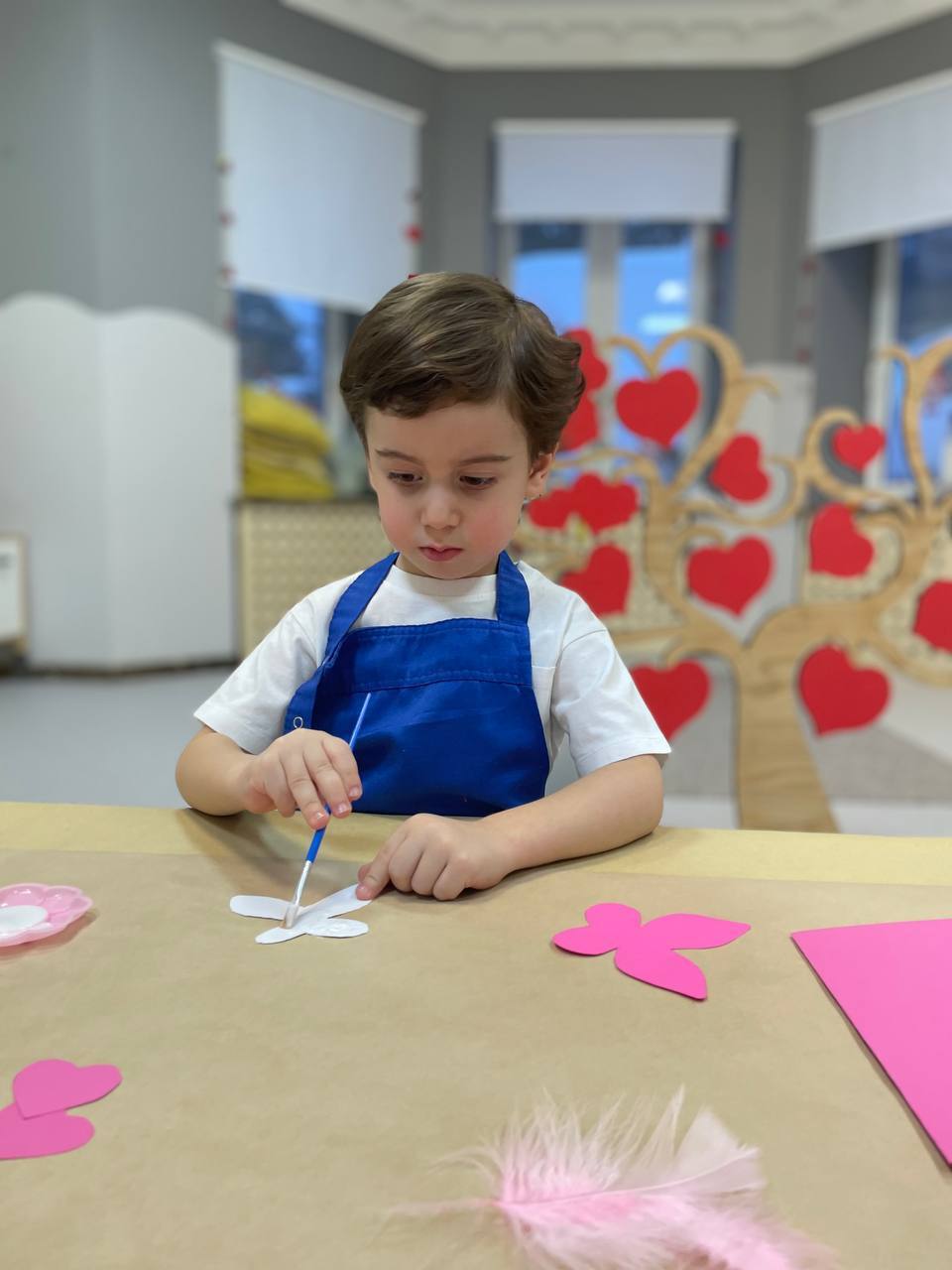 Дети делают валентинки в детском саду Magic Beans