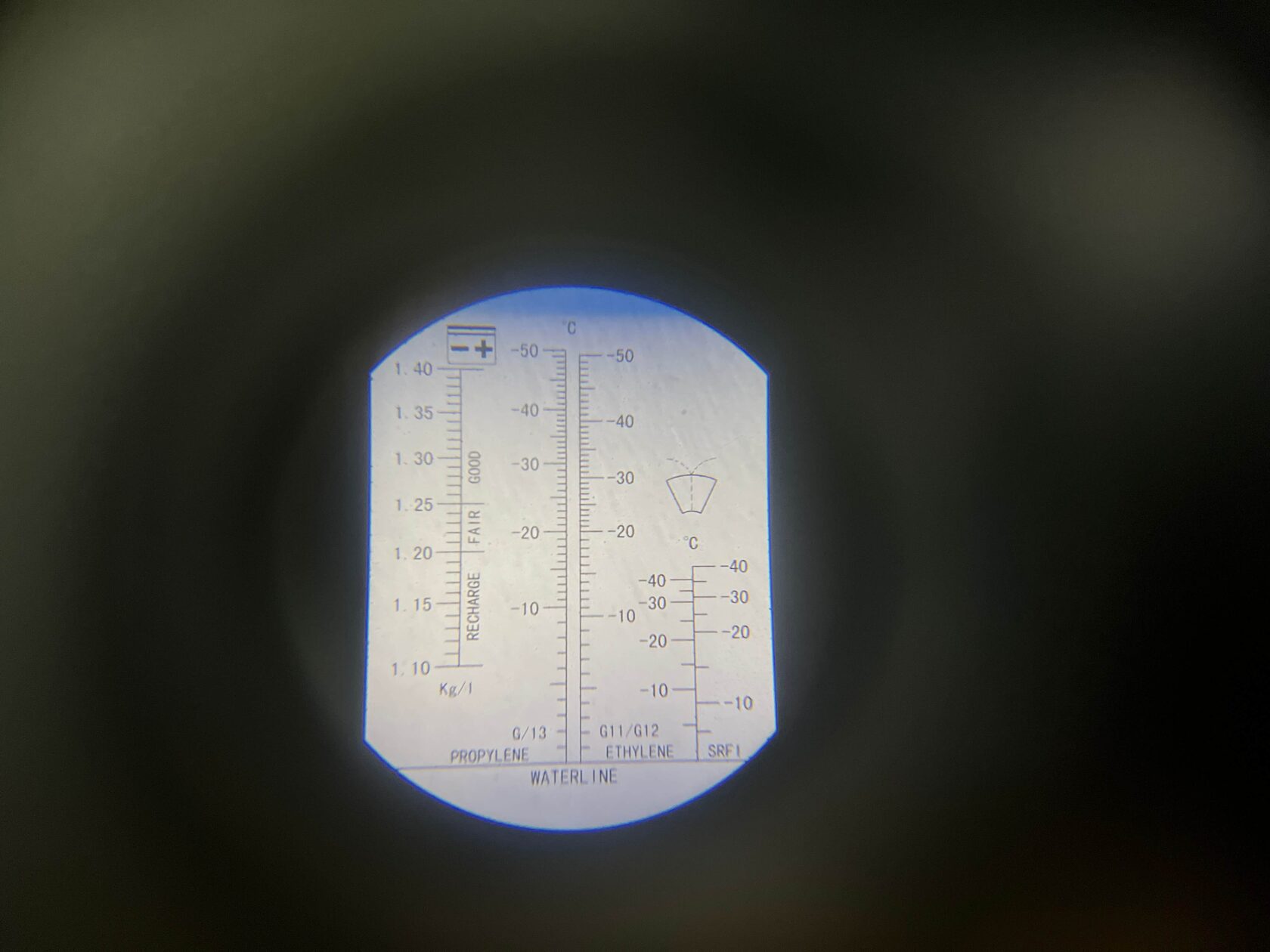 Перед началом работ проверяем рефрактометром состояние антифриза на VW Tiguan