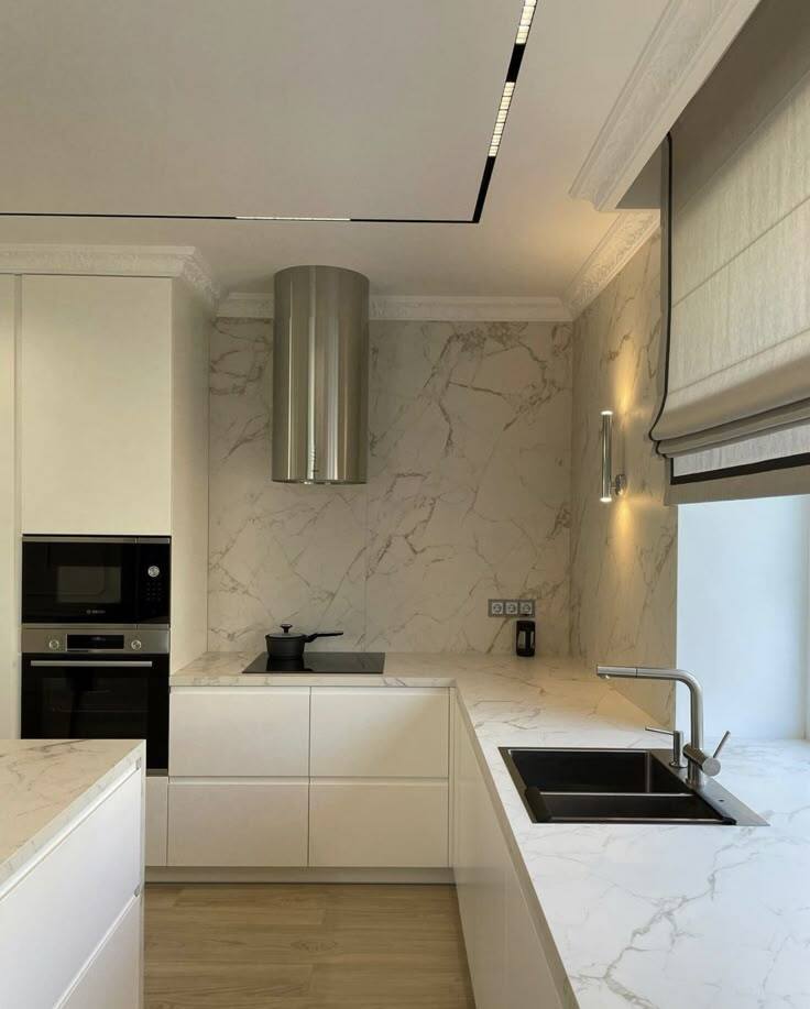 Кухня с мойкой у окна