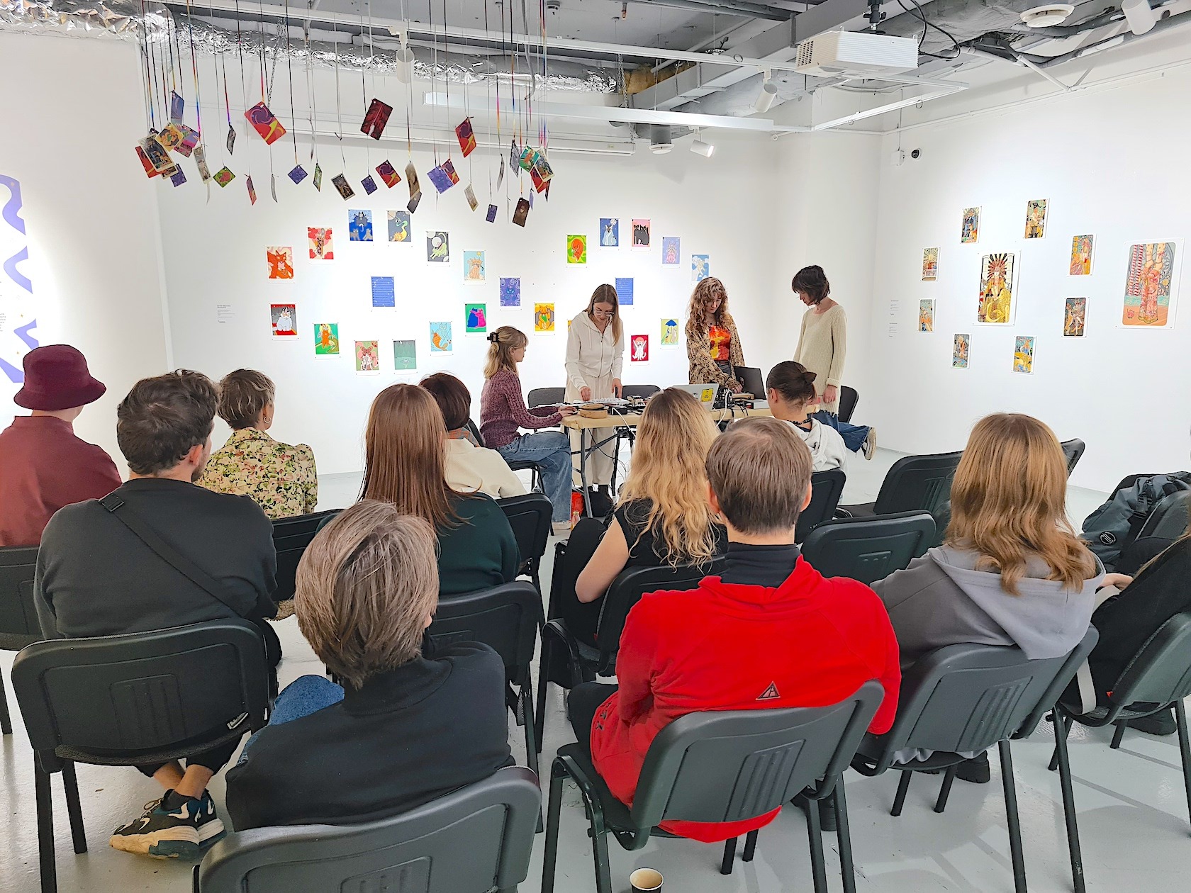 Выступление Марии Пинус "Нойз-концерт для синтезаторов" в рамках персональной выставки "Сухой пруд"