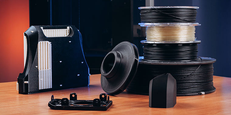 напечатанные 3d детали и катушки пластика