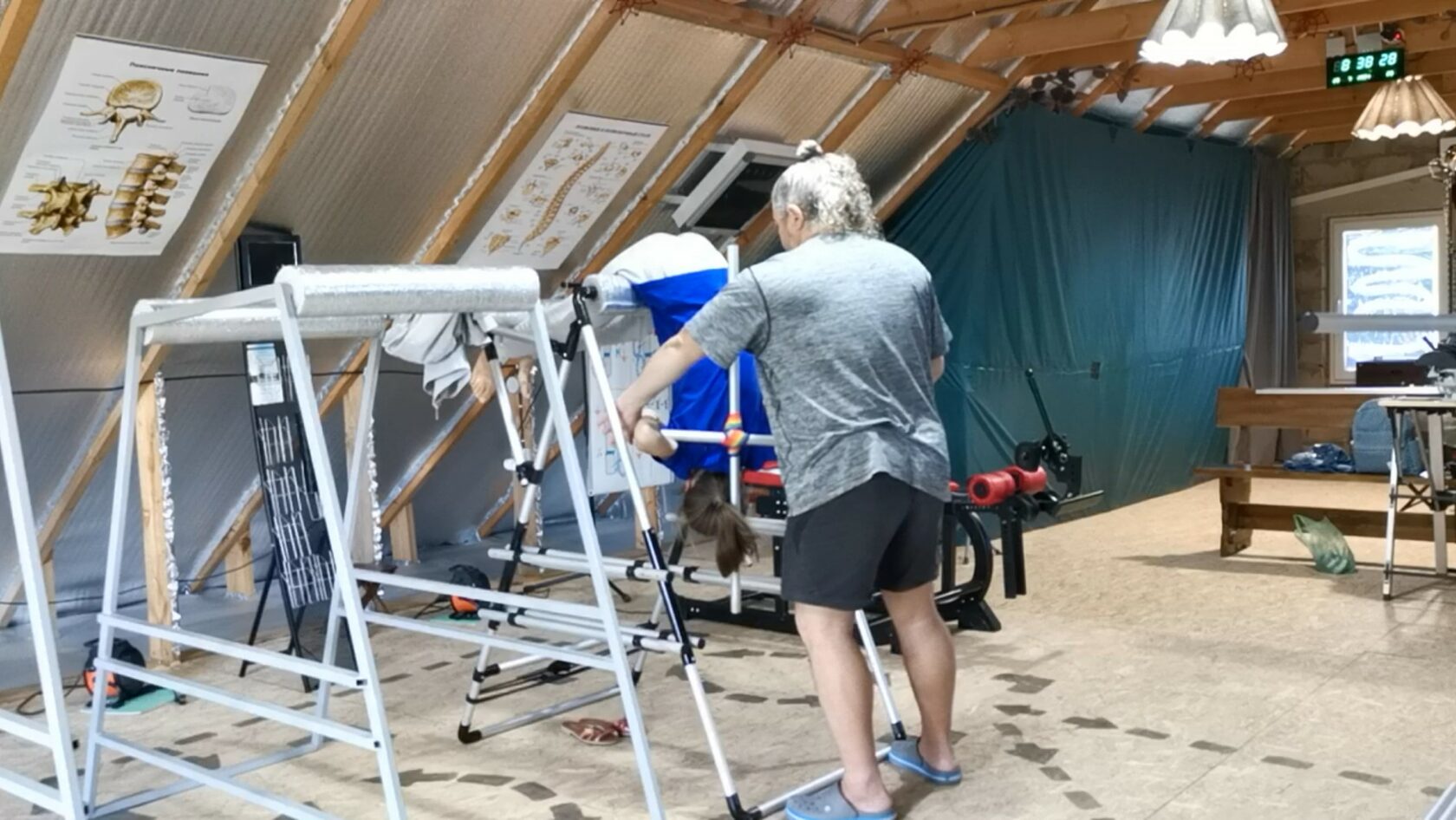 Фото работы на тренажёре ГравитОН для вытяжения позвоночника совместно с тренажёром КрестОН.