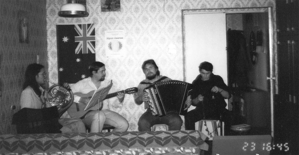Андрей Вершинин и музыканты уже на квартире. Скоро подойдут гости (1986).