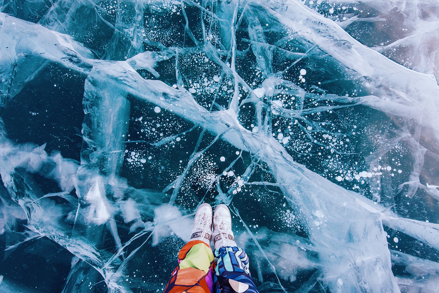 Тихо ночью покрывает лед. Озеро Байкал лед. Замерзшее озеро Байкал. Зимний Байкал лед.