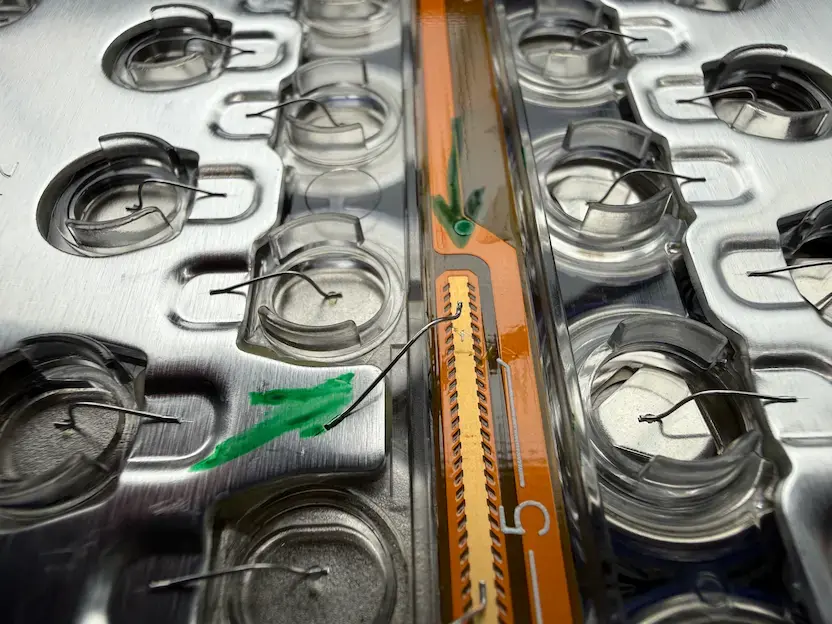 Spannungsmessleitungen und Messpunkte in der Tesla Batterie