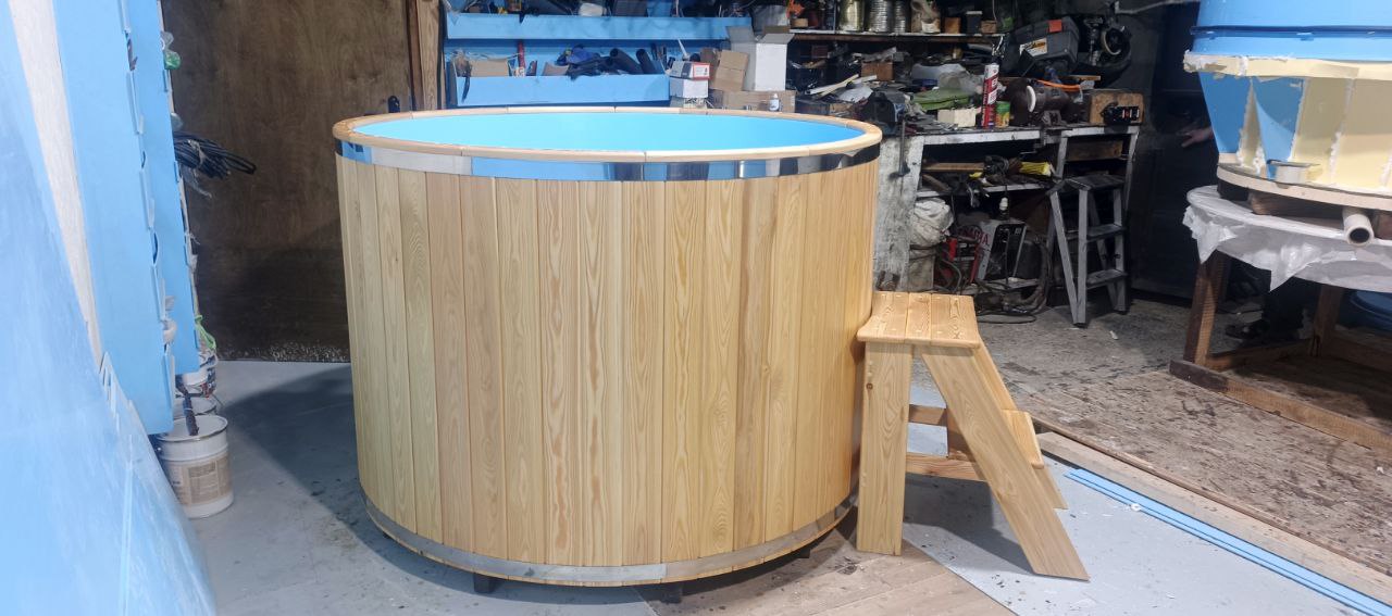 Готовый банный чан из сибирской лиственницы в цехе мастера Ивана