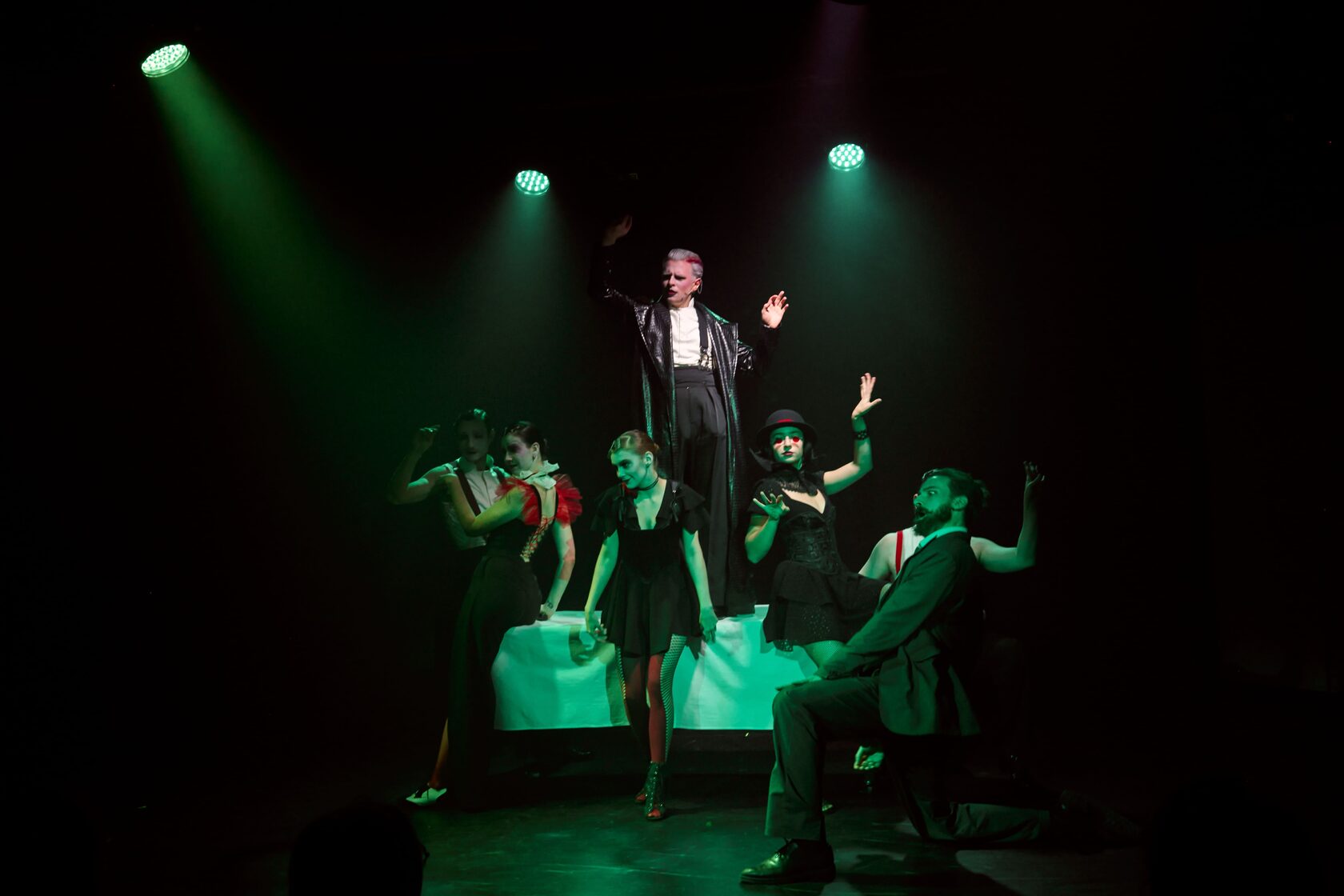 Ер адам тек бір позицияда жыныстық қатынасқа түседі