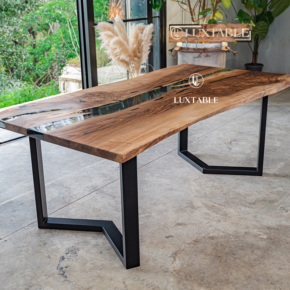 Epoxidharz Tische Alagoas aus europäischem Nussbaum und hellblauem Epoxidharz mit Metallic Effekt