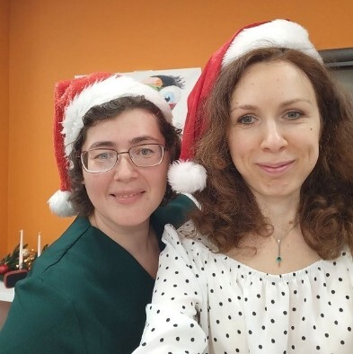 Две участницы в колпаках Санты
