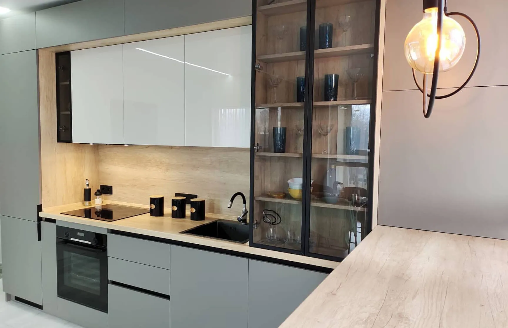 Кухня на заказ в современном стиле: пластик, алюминий и профиль Hola 1