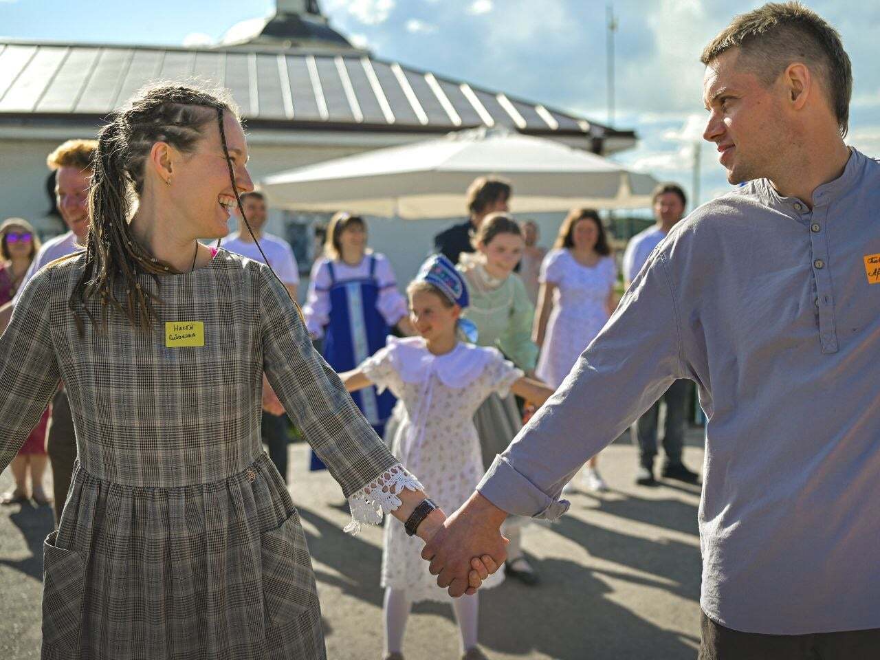 Участники проекта знакомятся на вечёрке в Оптинском лагере